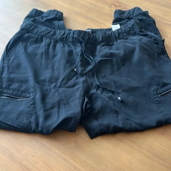 Banana Republic black lightweight cargo zippered pants in Large - Picture 3 of 5